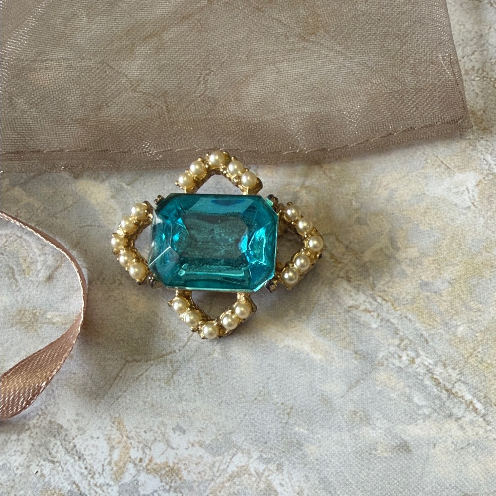 Elegant Gold and Blue Gemstone Brooch